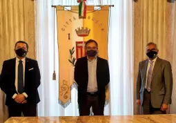 La firma della convenzione fra il Comune di Busca e la Confcommercio Cuneo per la collaborazione alla stesura e alla realizzazionedel piano nel febbraio scorso. Da sinistra, il presidente di Confcommercio imprese per l'Italia di Cuneo Luca Chiapella, il sindaco Marco Gallo, il direttore di Confcommercio Cuneo Marco Manfrinato 